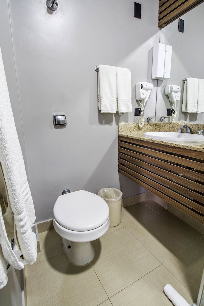 غرفة قياسية بسريرين فرديين، Hotel Deville Business Maringa 6/8