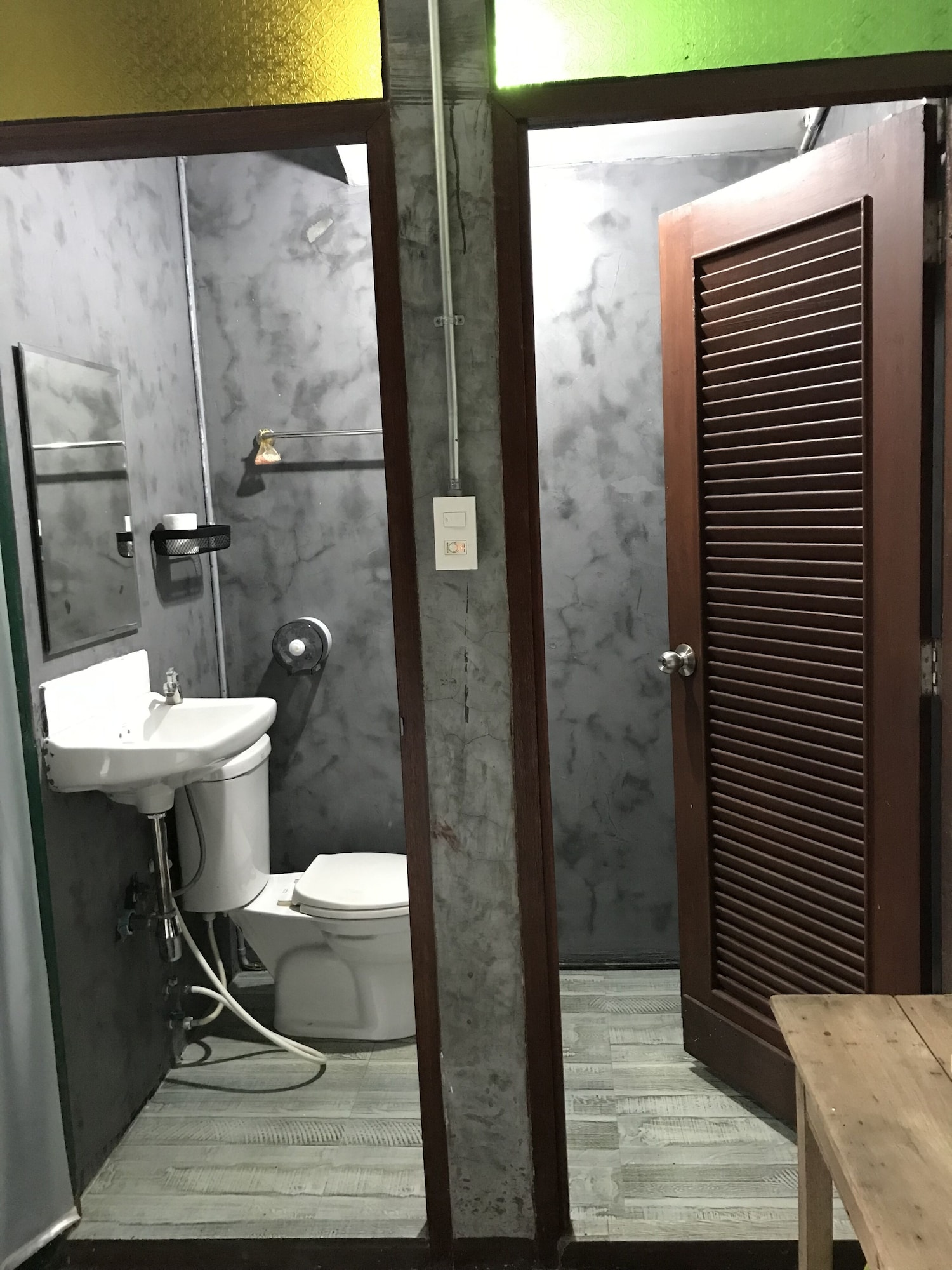 غرفة بسرير كوين بشرفة بحمام خاص، Retro Lanna Hostel Chiangmai 4/4