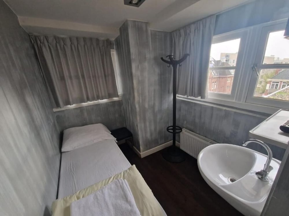 Amigo Budget Hotel 46/50