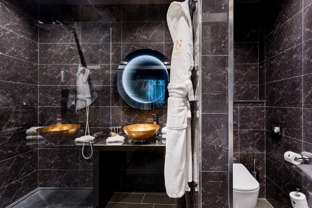 H Hotel Adults Only 67/68