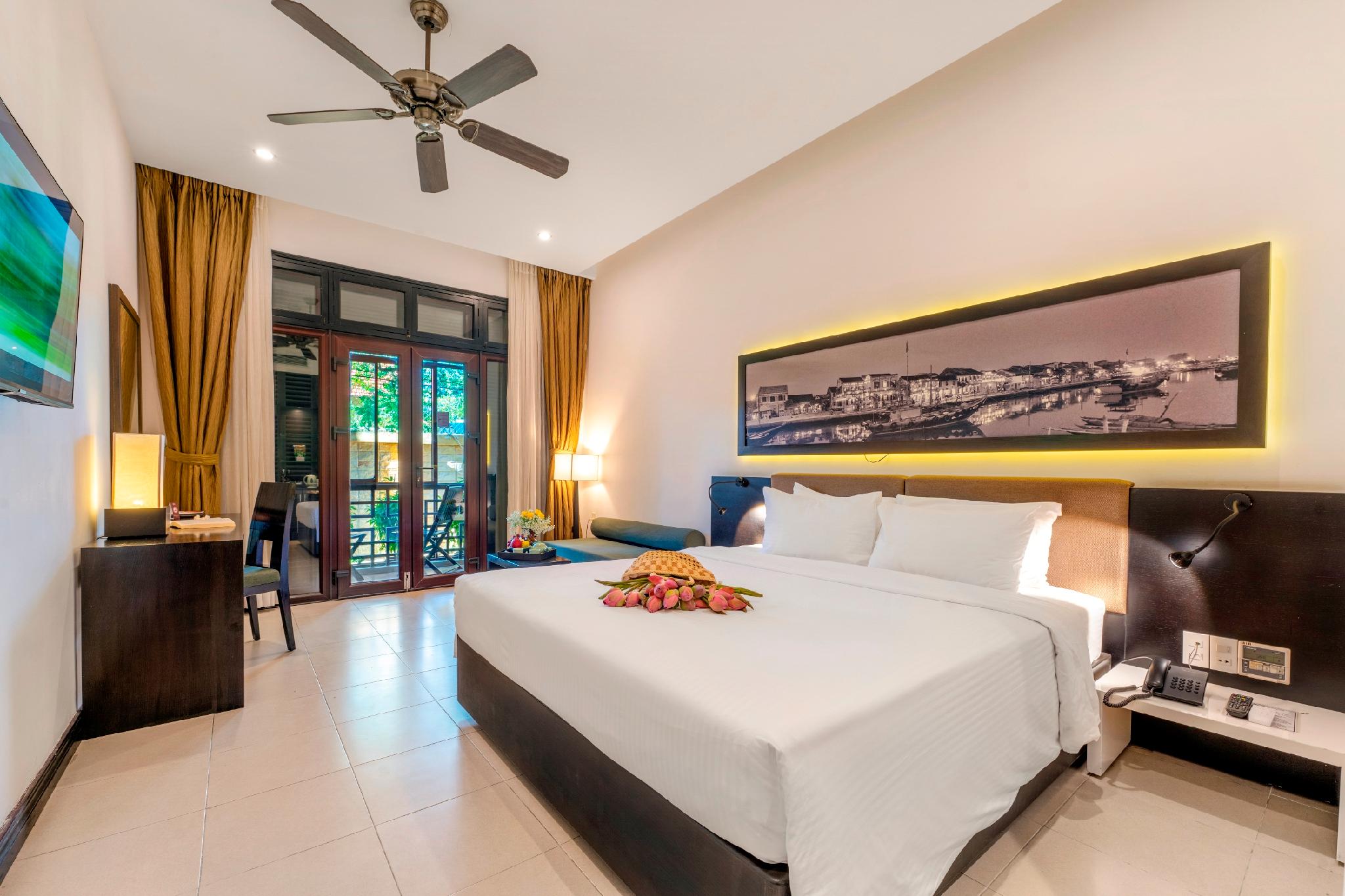 Classic, Double or Twin Bed, City View