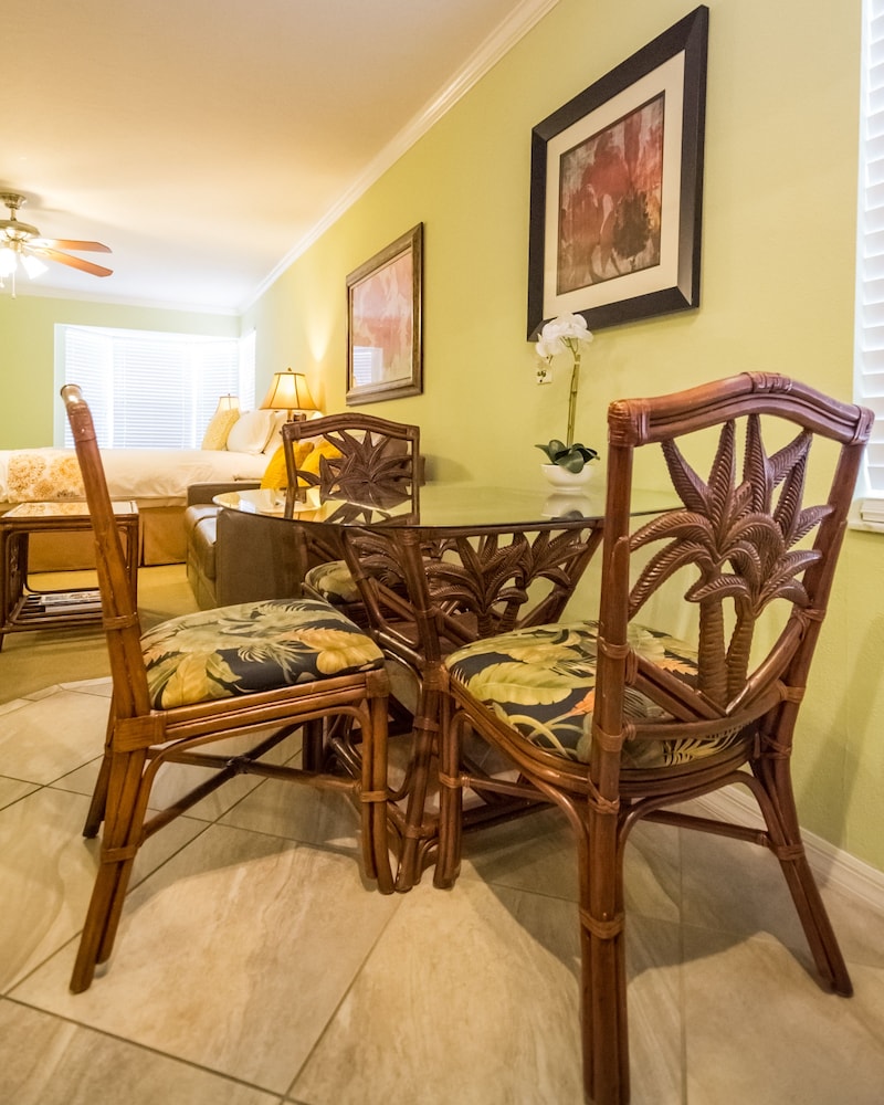 Tropical Beach Resorts 63/79