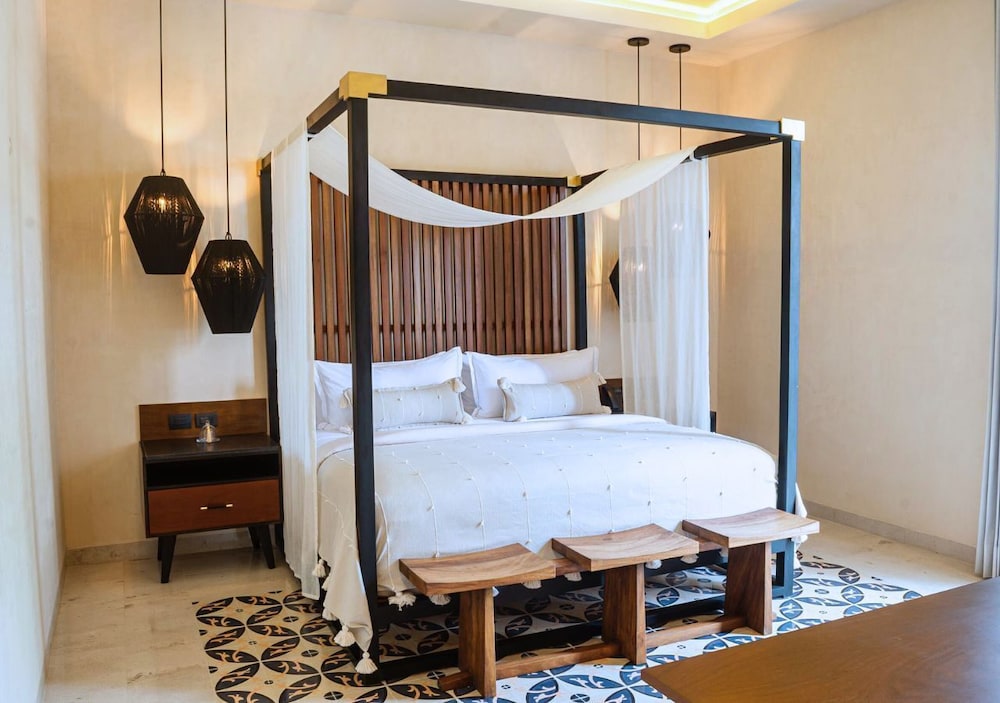 MASTER, SUITE, BALCONY