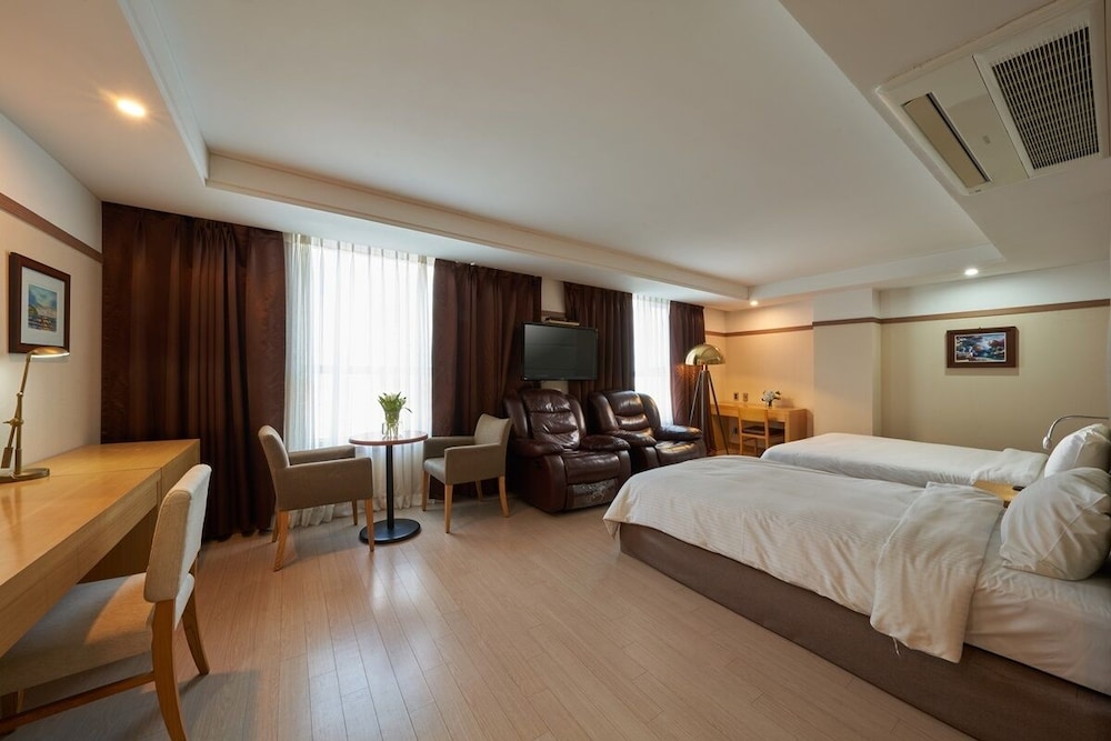DELUXE, TWIN BEDS