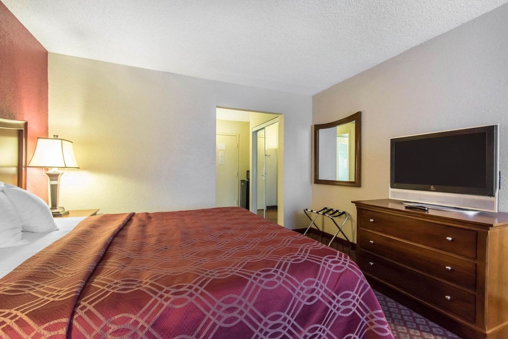 Econo Lodge Inn and Suites Joplin MO 17/42