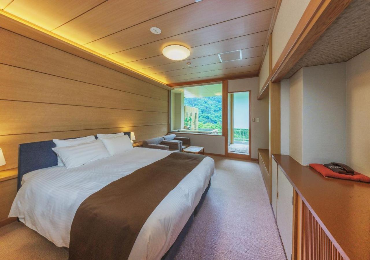 Room, Queen Bed, Valley View