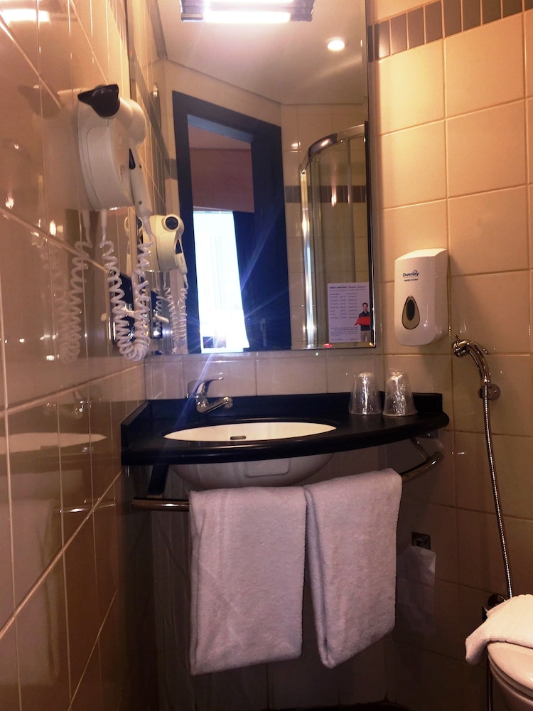 Ibis Sharq 67/68
