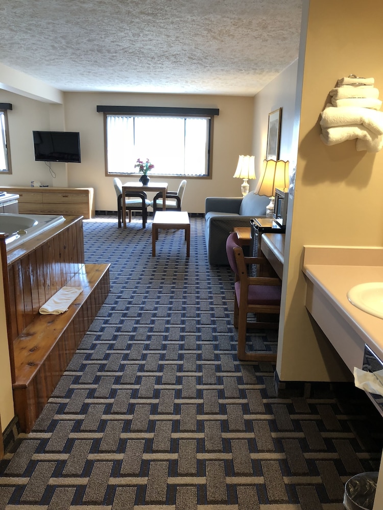 Sky Lodge Inn Suites 23/34