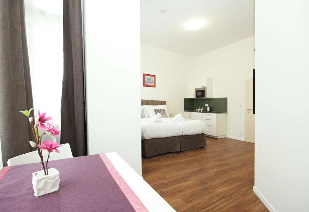 Elizabeth Suites 18/50