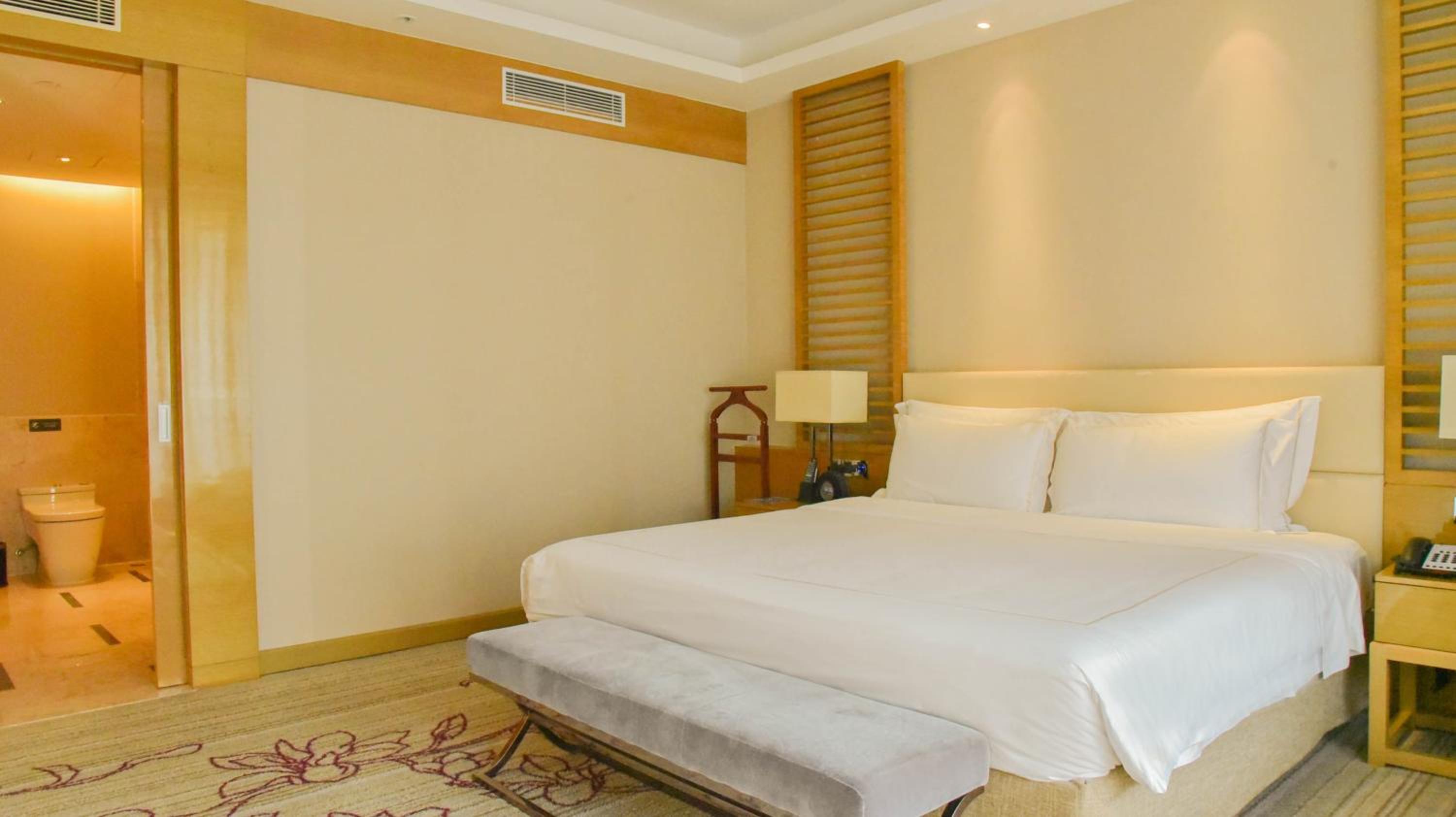 DELUXE, SUITE, KING BED, BALCONY, LOUNGE ACCESS