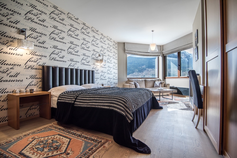 Junior Suite, King Bed, Forest View, Sofa