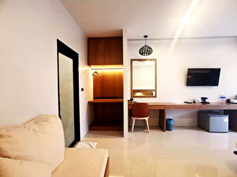 Nana Beach Hotel 55/80