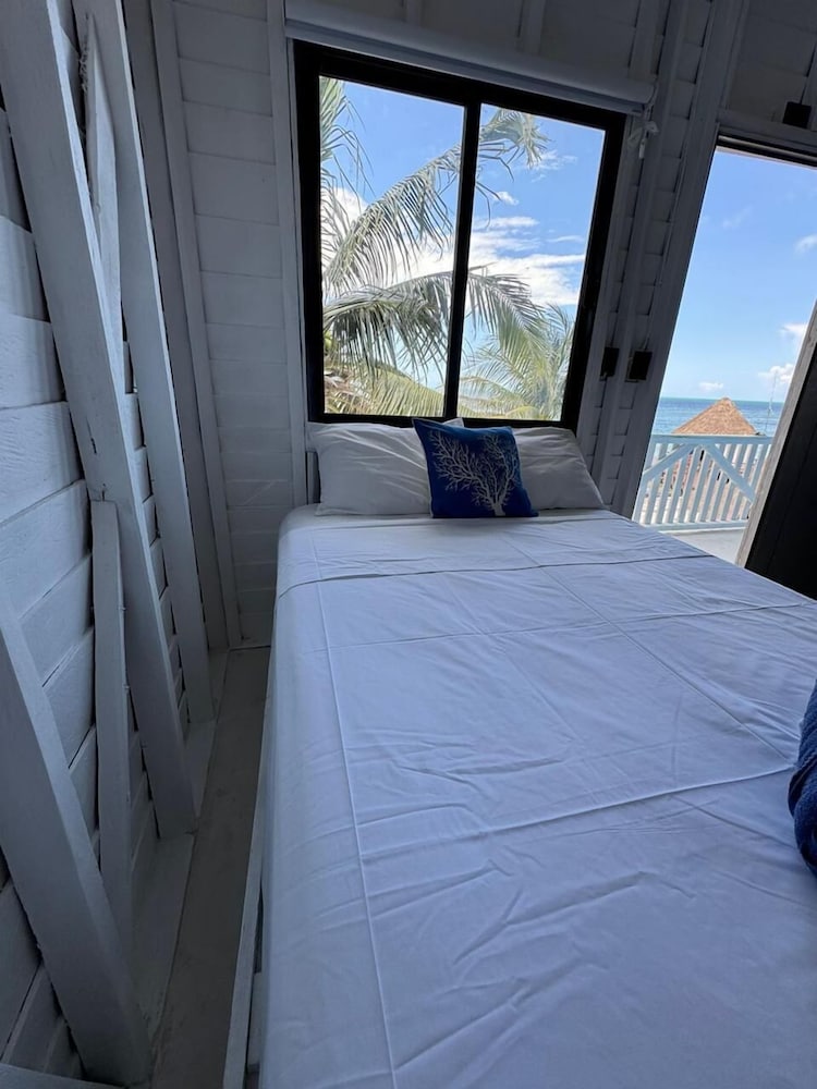 DELUXE, 2 DOUBLE BEDS, BEACH VIEW