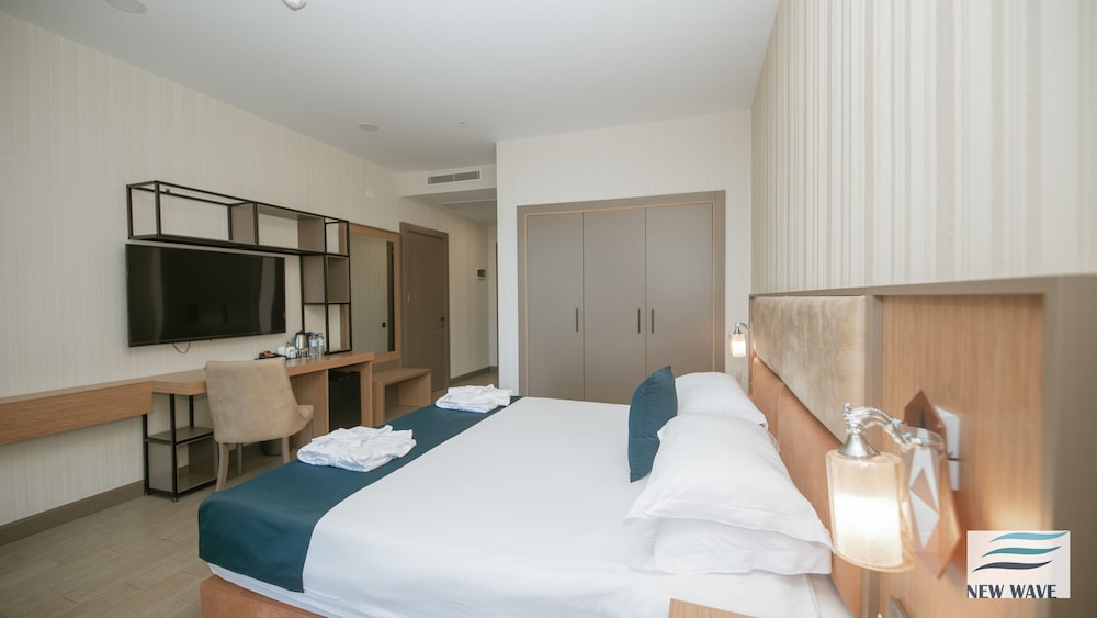 New Wave Hotel 21/48