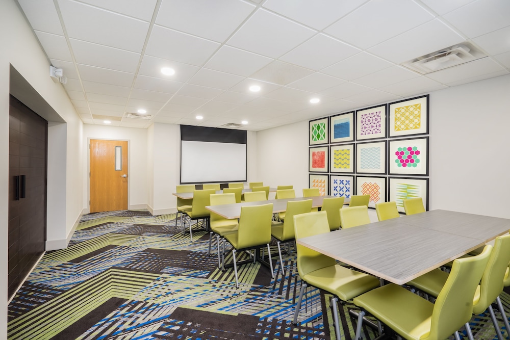 Holiday Inn Express Hotel Suites Louisville East 50/52