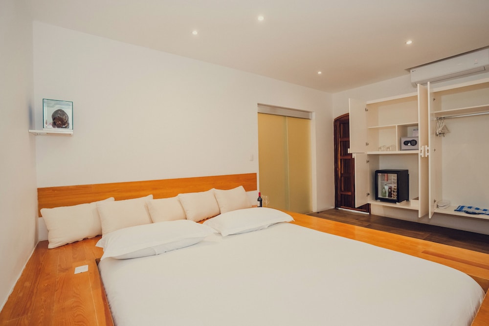 SUITE, KING BED