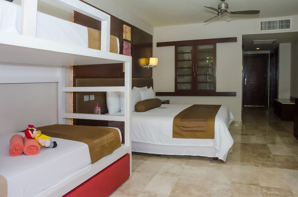 CLUB, FAMILY, POOL ACCESS