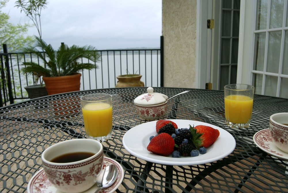 The Lakehouse Bed & Breakfast 25/46
