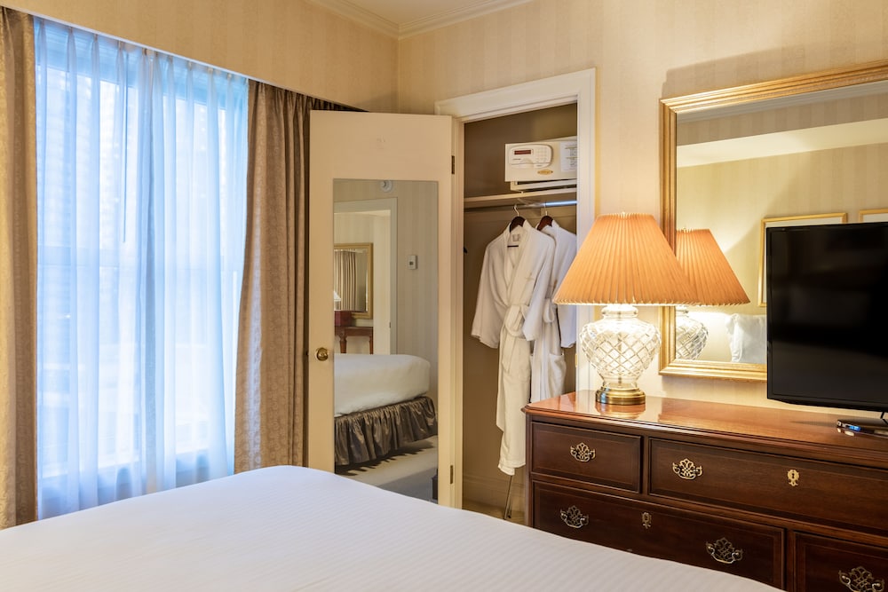 Suite, Queen Bed, Corner