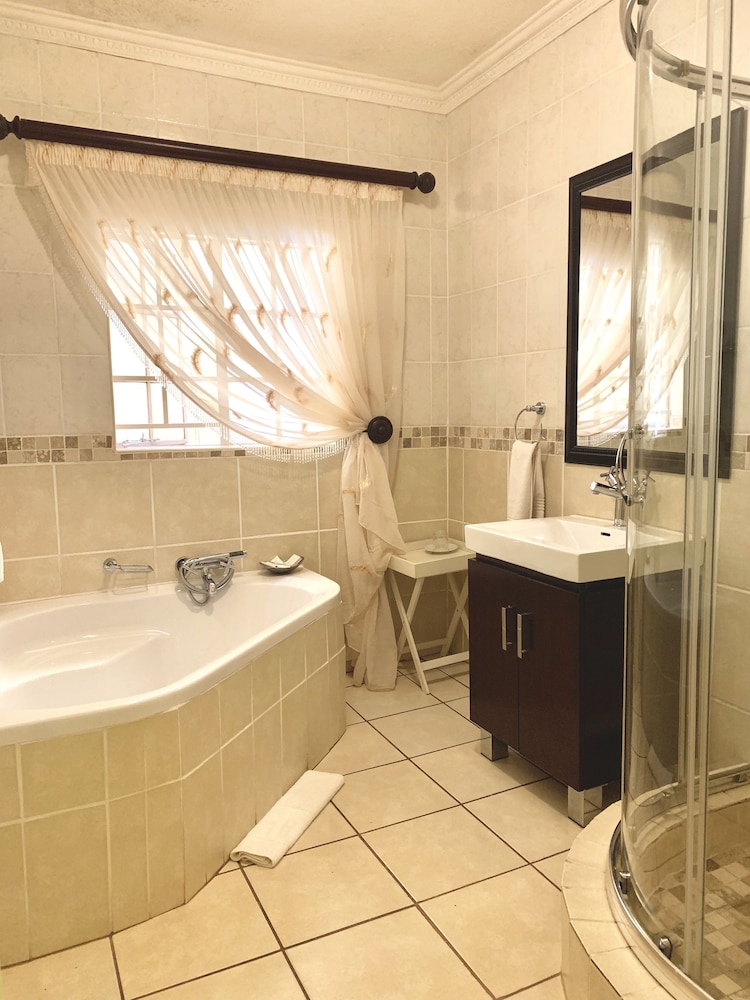 La Barune Guest House 41/45