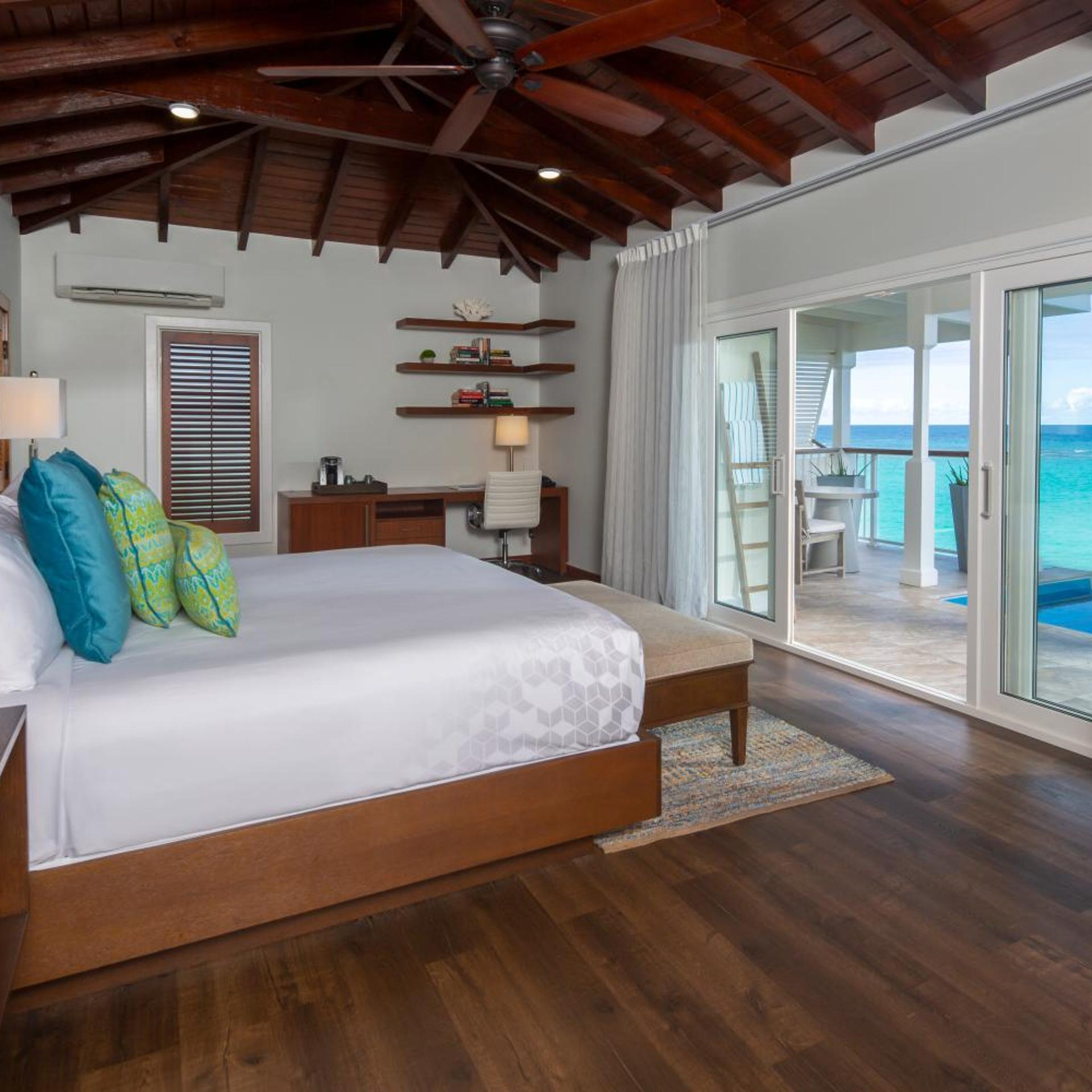 VILLA, WATER FRONT