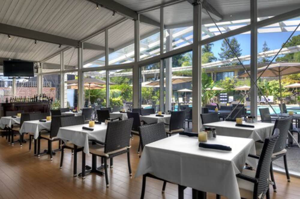 Dinah's Garden Hotel 43/60