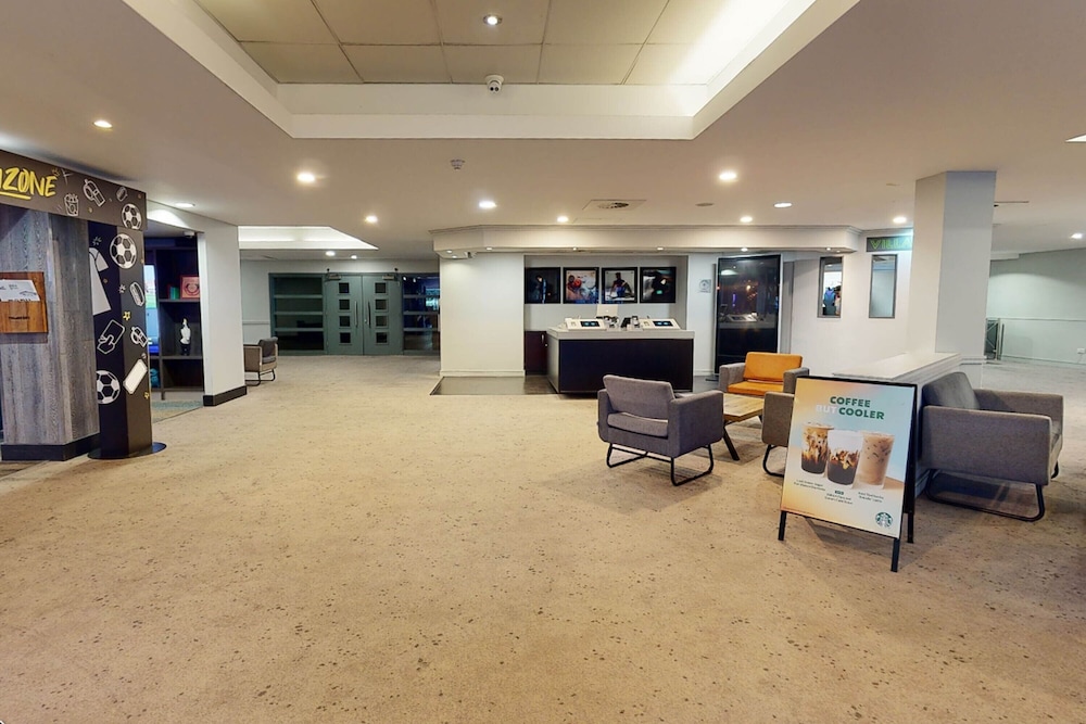 Village Prem Swansea Hotel Leisure Club 60/61