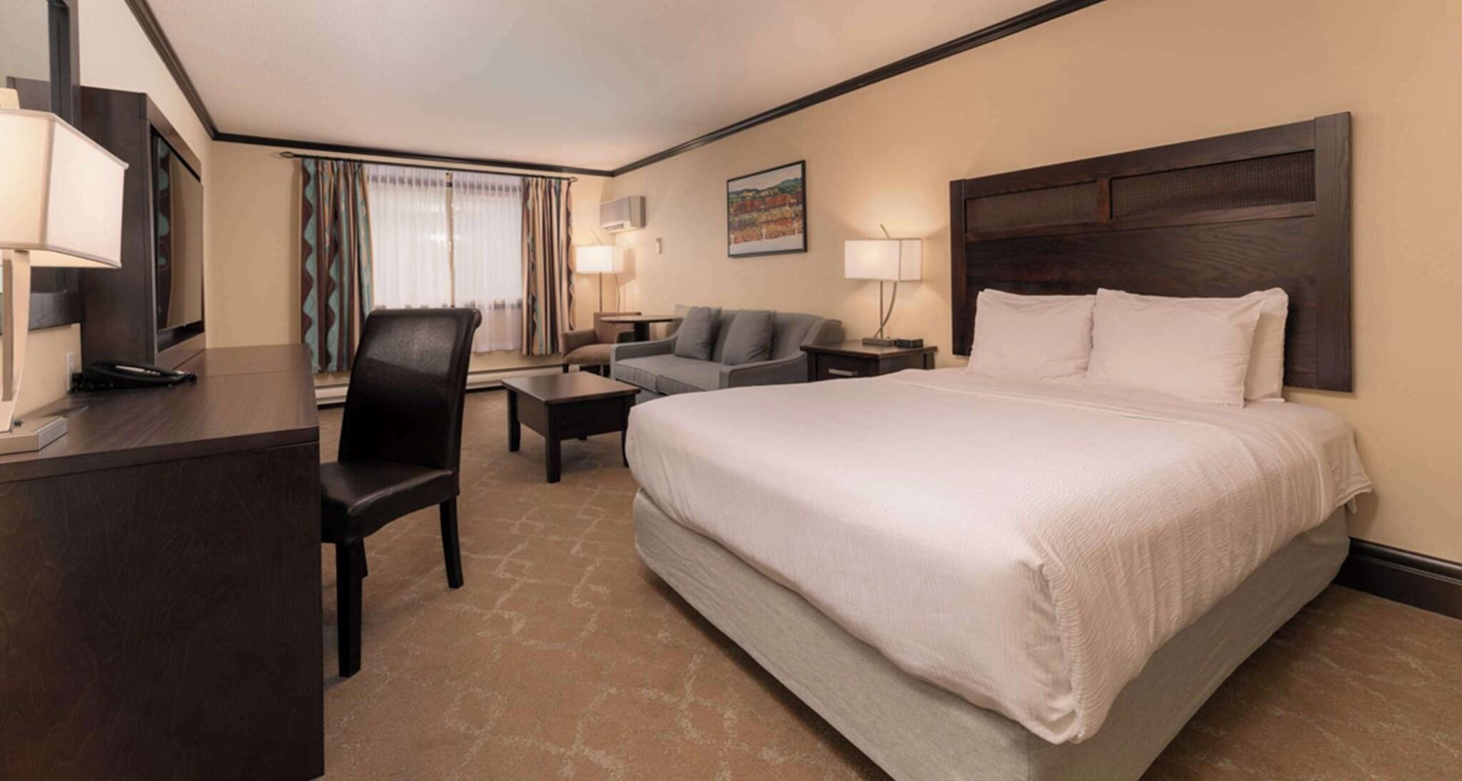 Space, Suite, Queen Bed, Sofa, Kitchenette