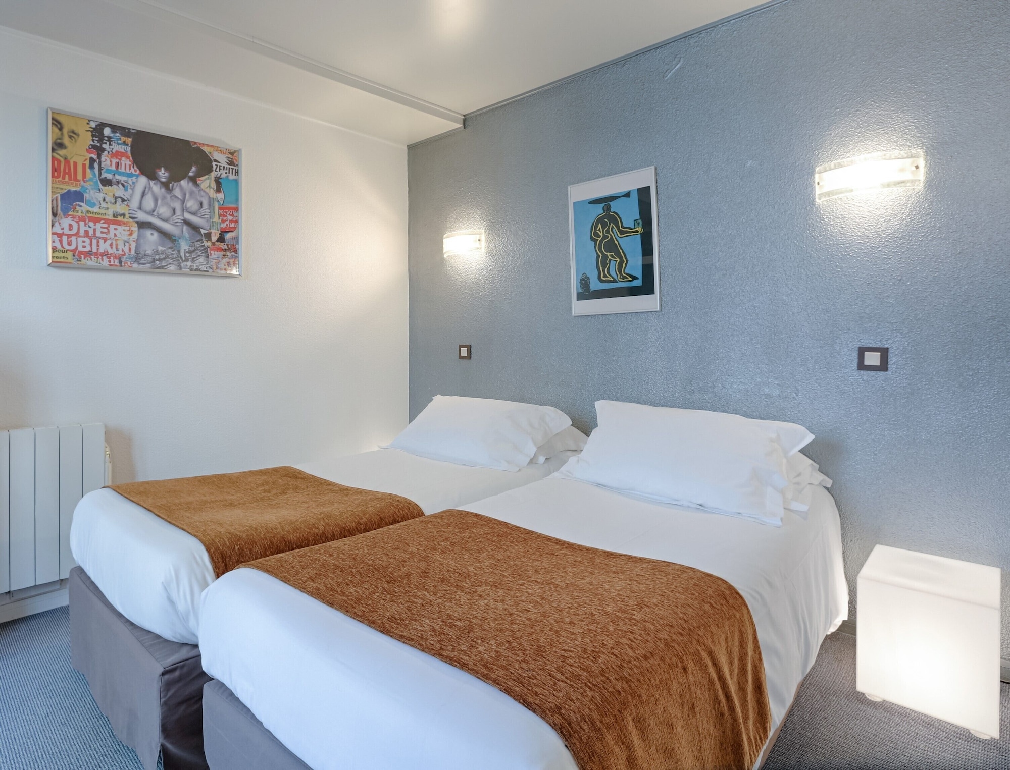 ROOM, TWIN BEDS