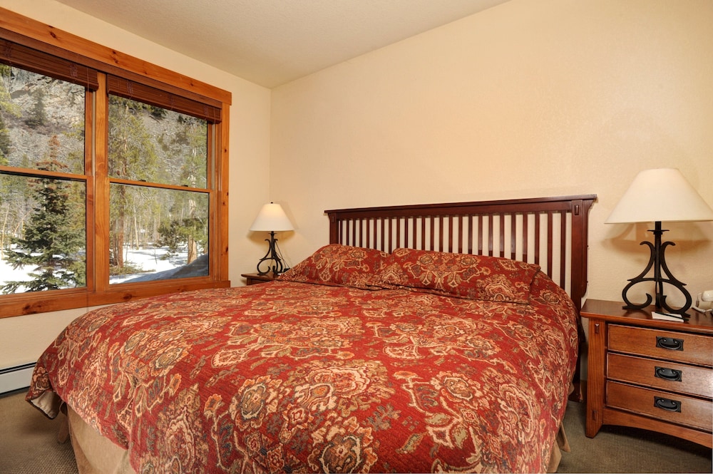 2 Bedrooms, Creek, Condo, Queen and Twin Beds, 2 Bathrooms