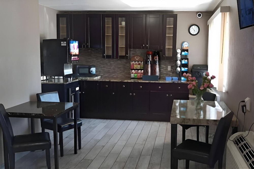 Econo Lodge Inn & Suites Yuma 32/47