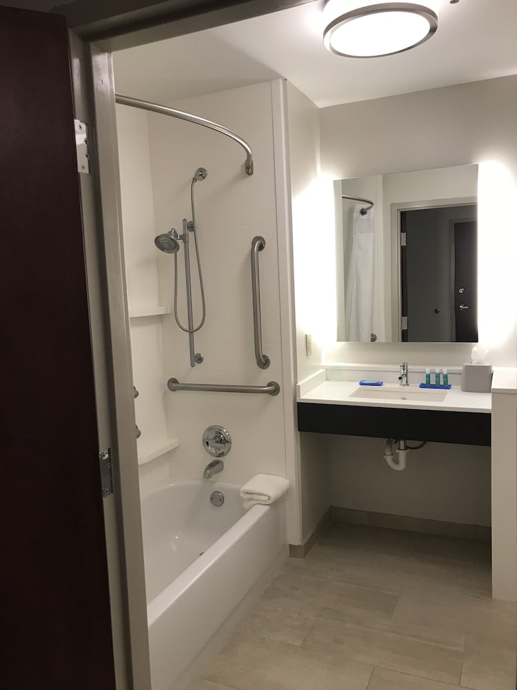 Holiday Inn Express Hotel & Suites Canton 34/37