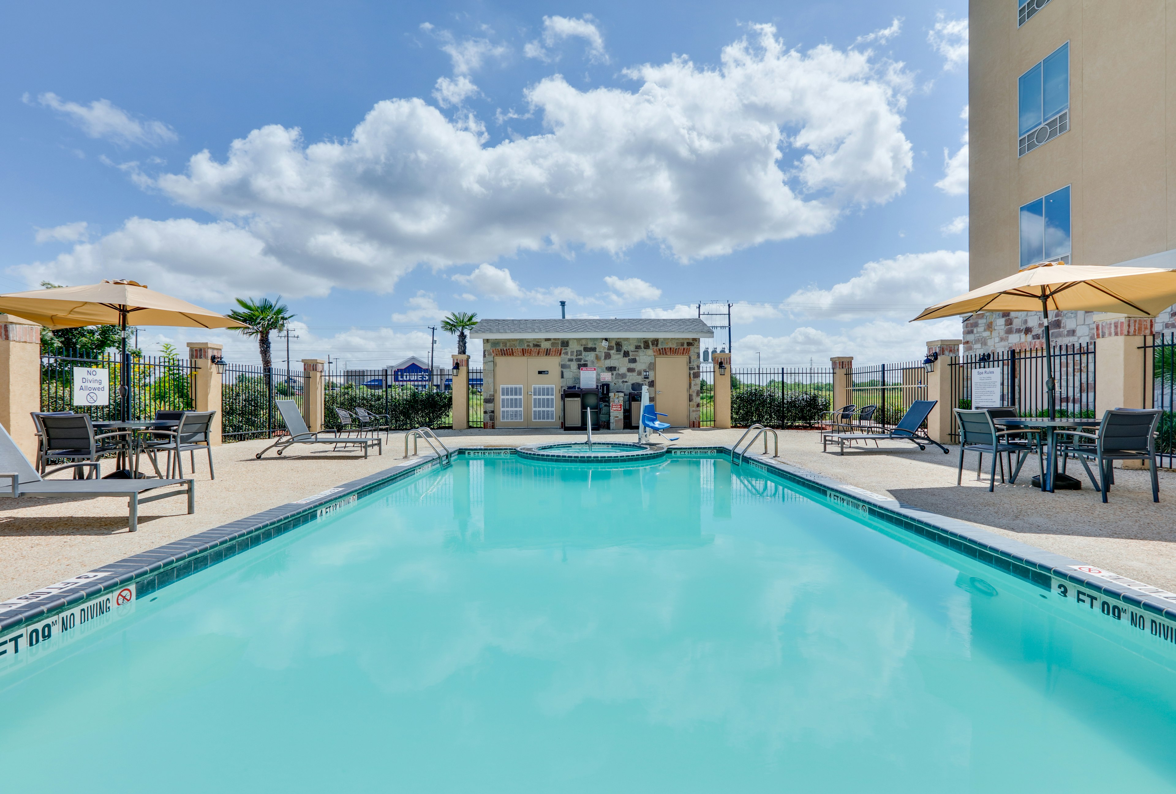 Holiday Inn Express Suites San Antonio Brooks City Base 26/28