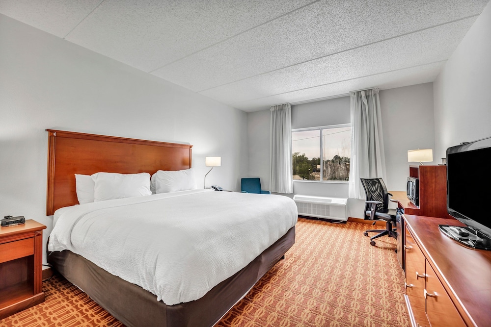 غرفة بسرير كينج، FAIRFIELD INN AND SUITES LUMBERTON 4/10