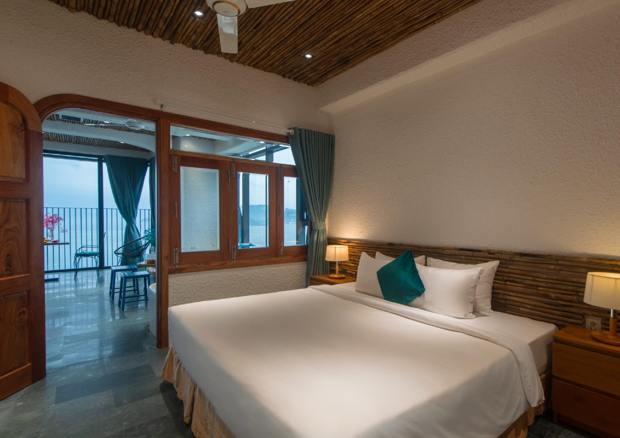 Blue, King Bed, Ocean Front