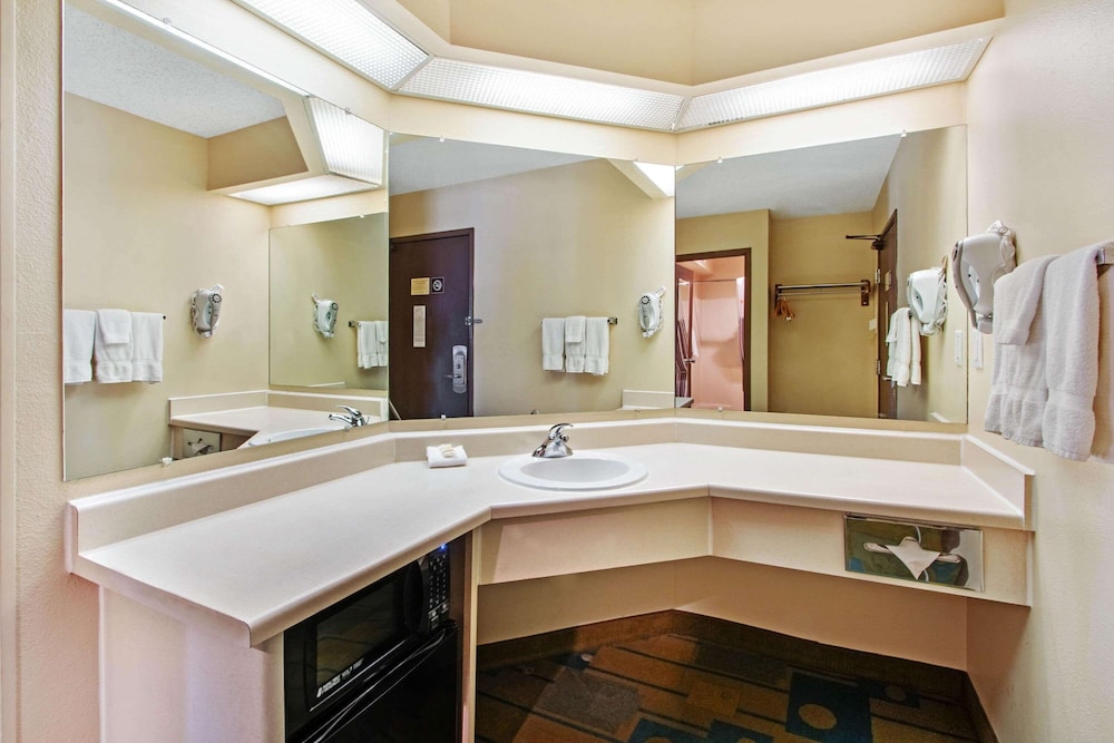 La Quinta Inn & Suites by Wyndham Albuquerque Journal Ctr NW 21/49