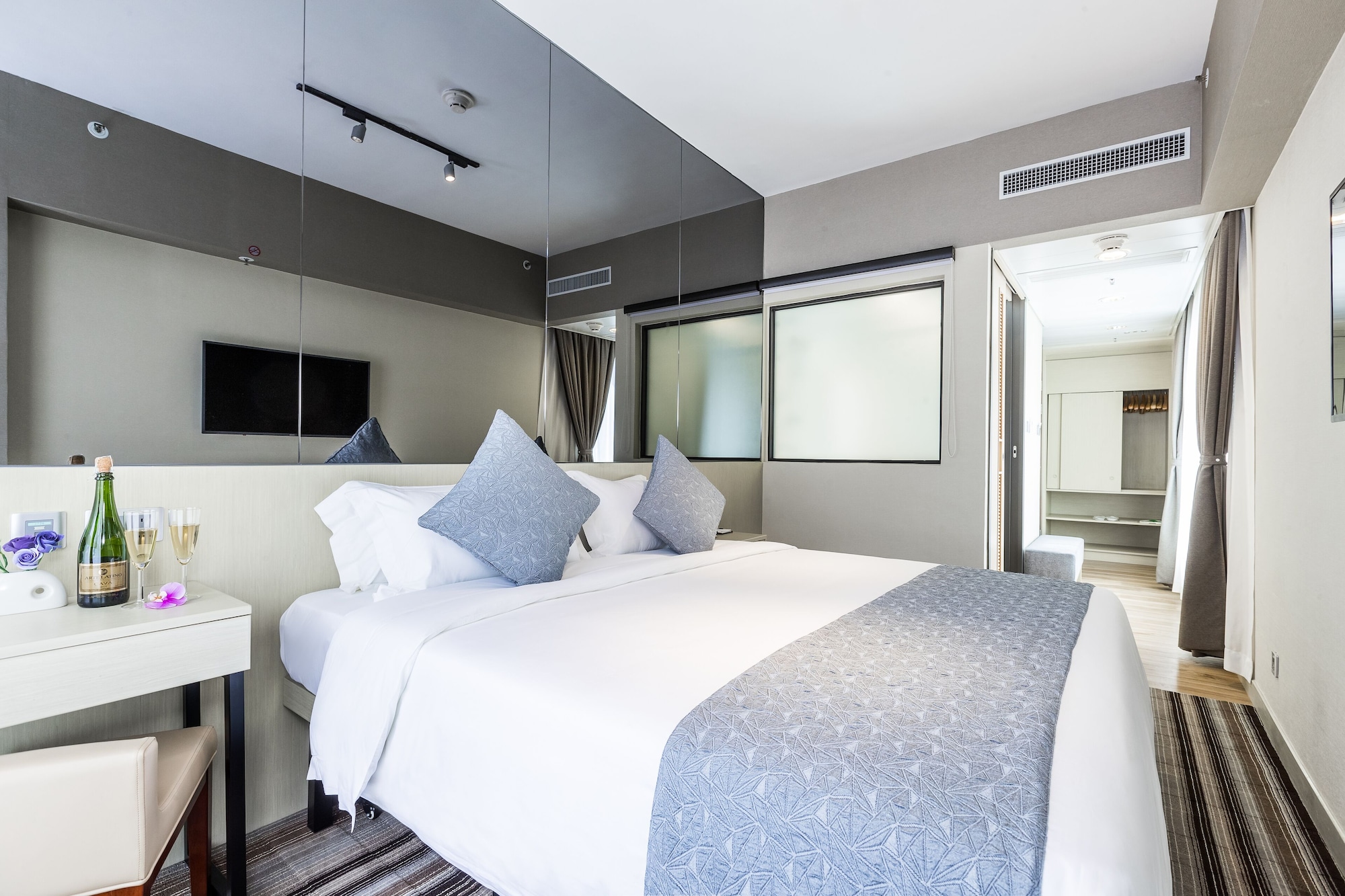 SUPERIOR, DOUBLE OR TWIN BED, CORNER