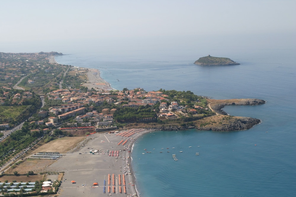 Beach Hotel 37/43