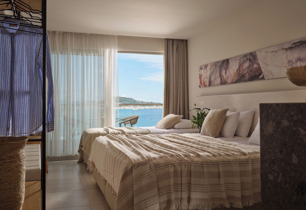 DELUXE, DOUBLE OR TWIN BED, PANORAMIC SEA AND POOL VIEW