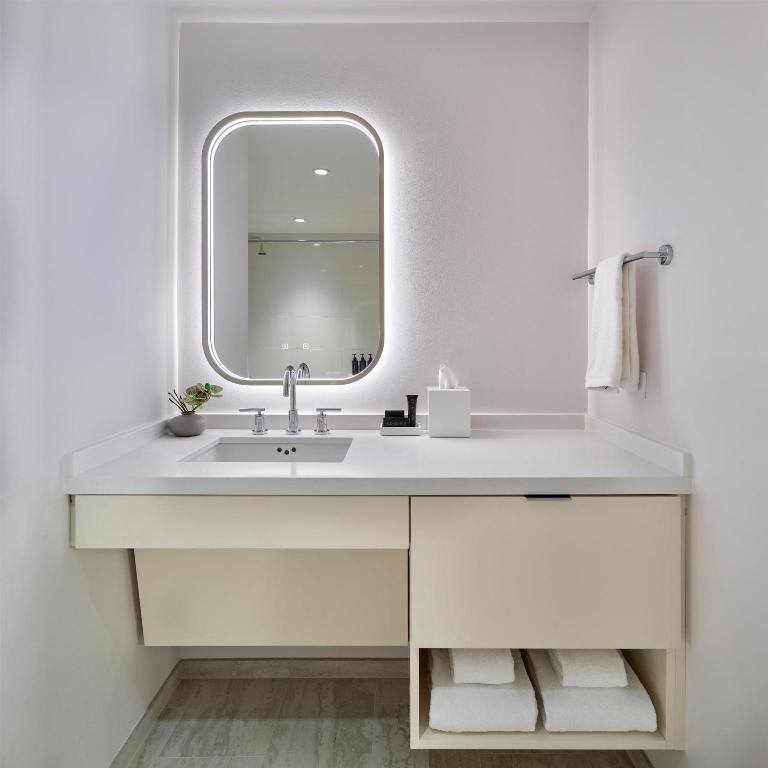 Deluxe, King Bed, Accessible, One Washington Circle DC, Tapestry Collection by Hilton 5/8