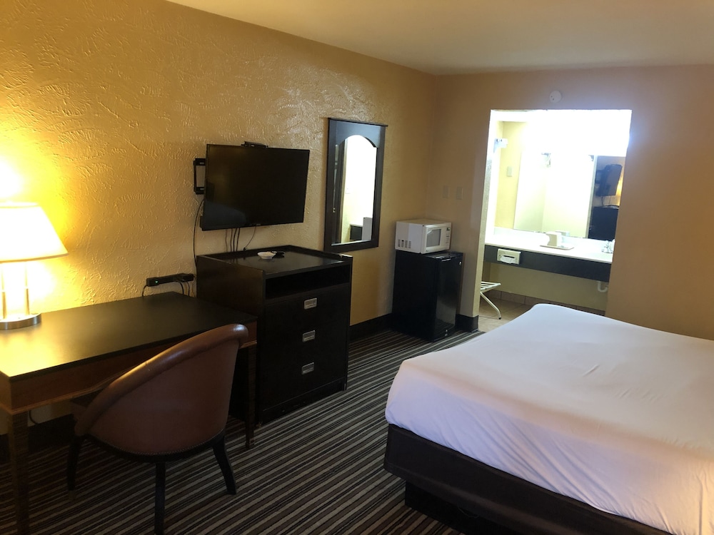 Nendels Inn and Suites Dodge City Airport 20/35