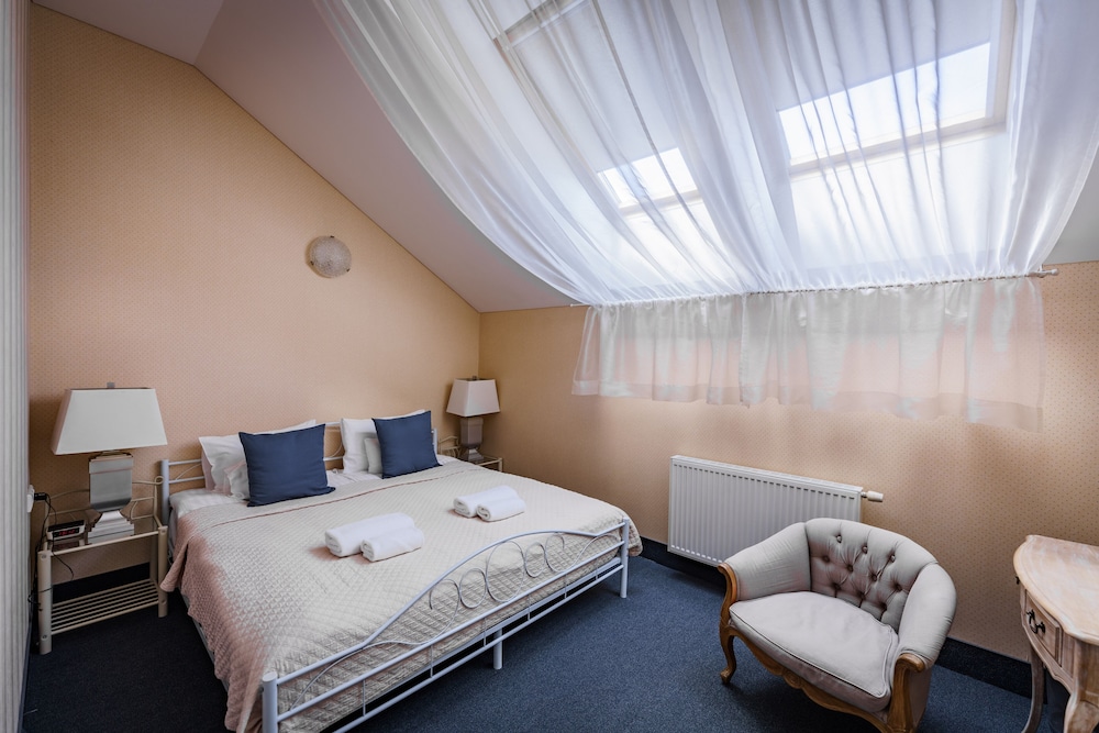 DELUXE, STUDIO, SUITE