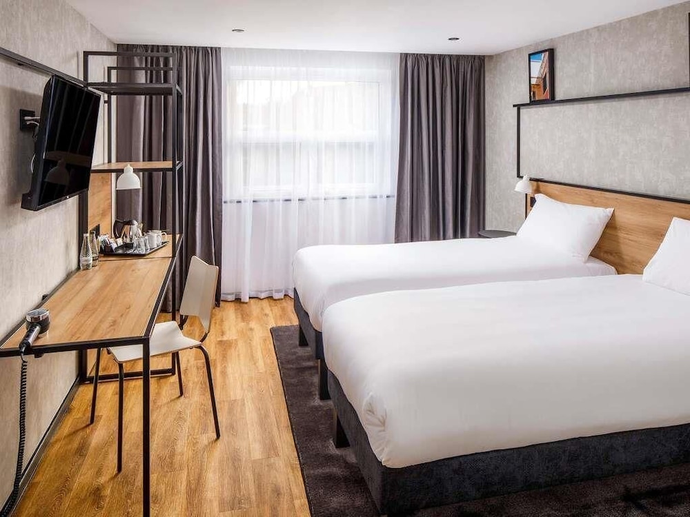 ibis Wakefield East Castleford 6/45