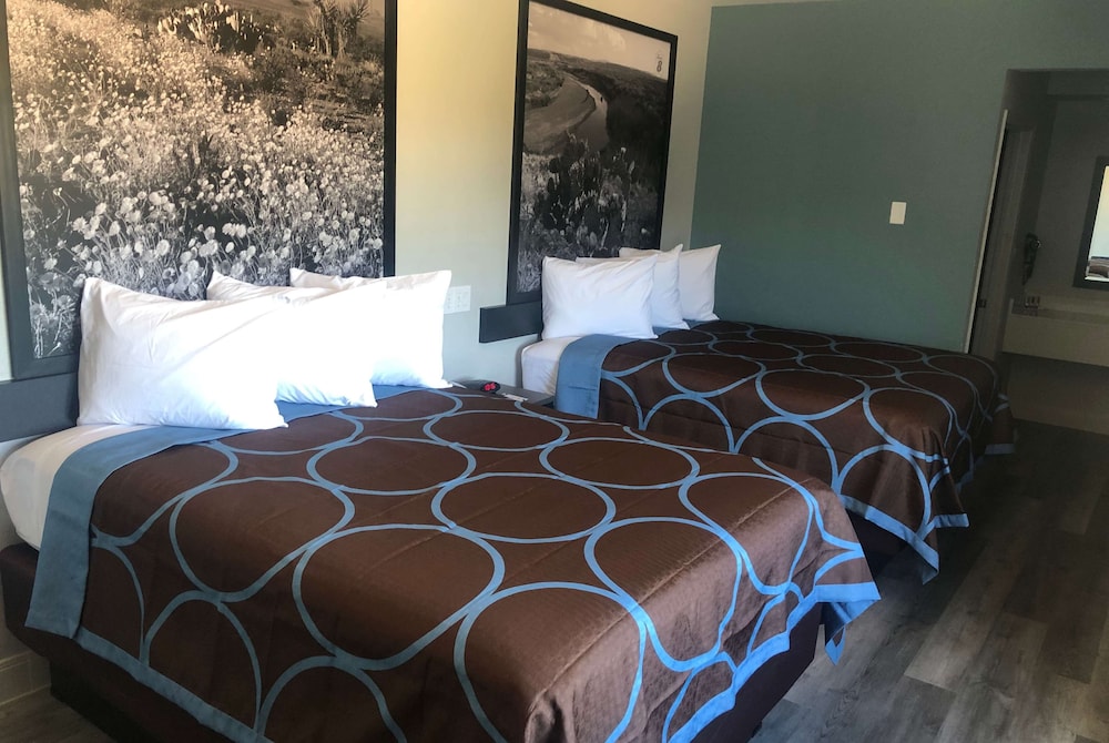 Hotel Blue Spring 10/24