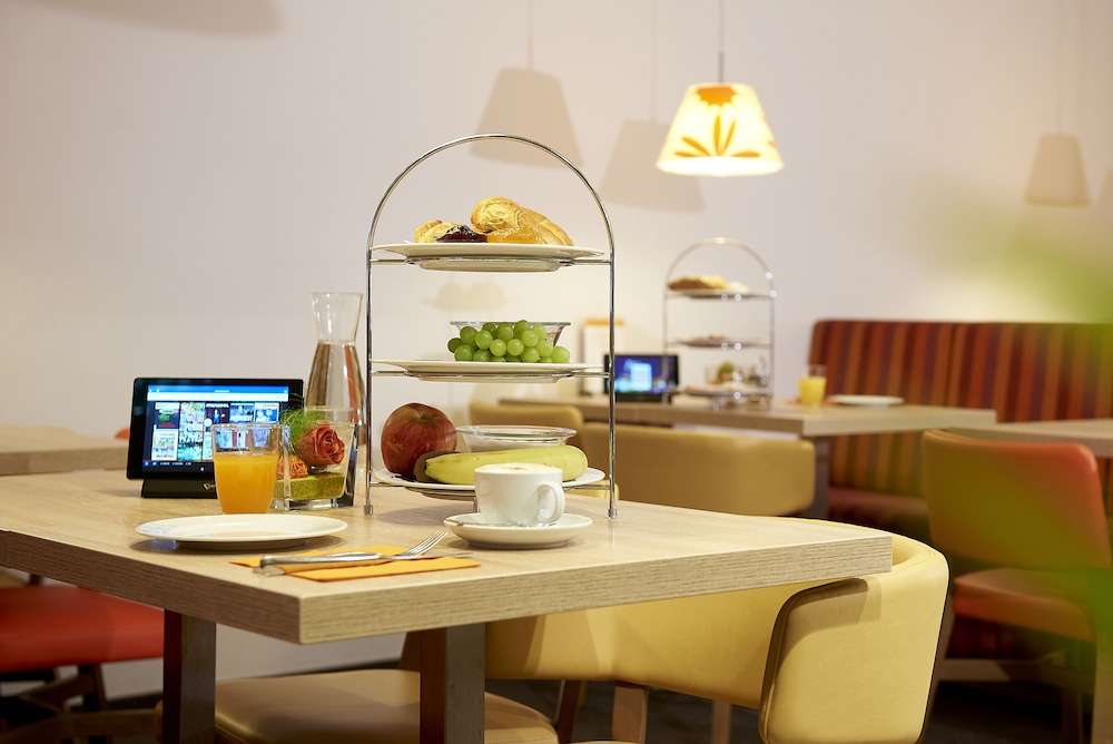 Simm's Hotel 36/41