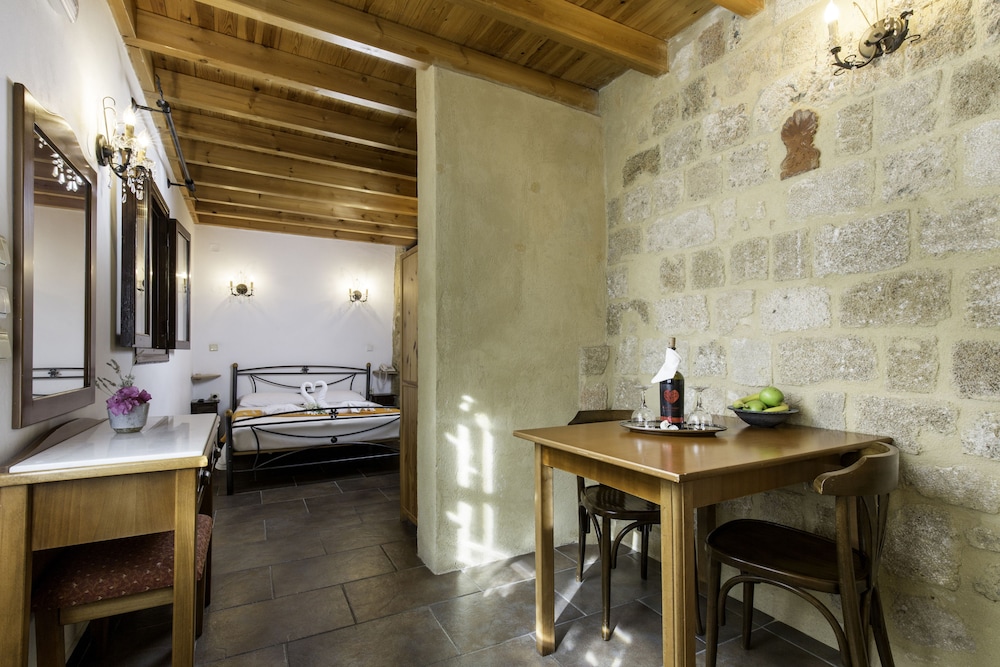 Camelot Traditional And Classic Hotel 55/56