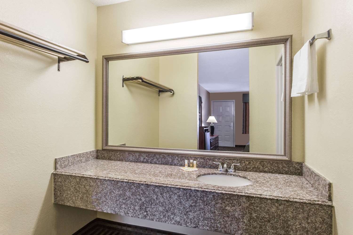 Days Inn By Wyndham Orange 25/25