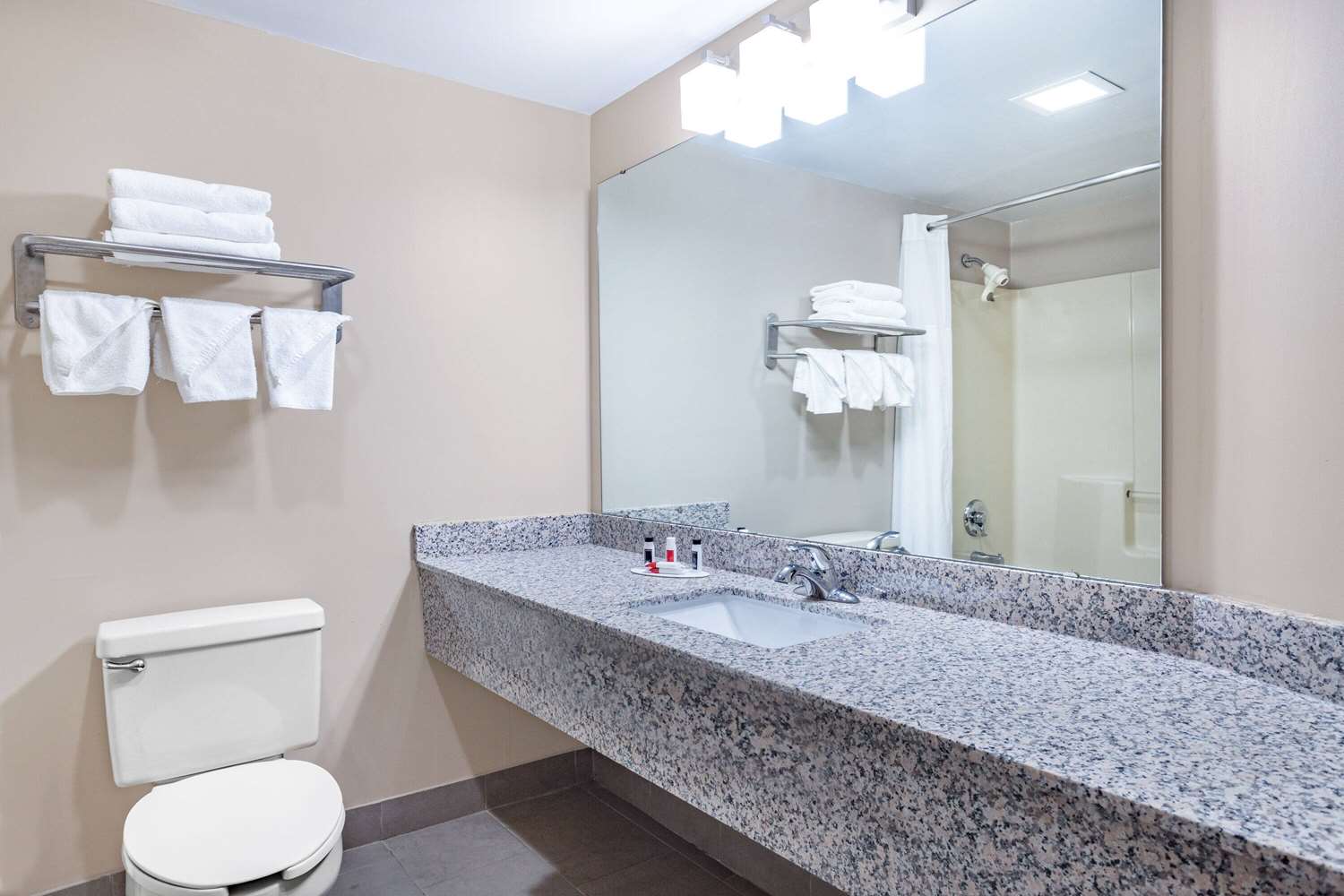 Ramada By Wyndham Hendersonville 21/22