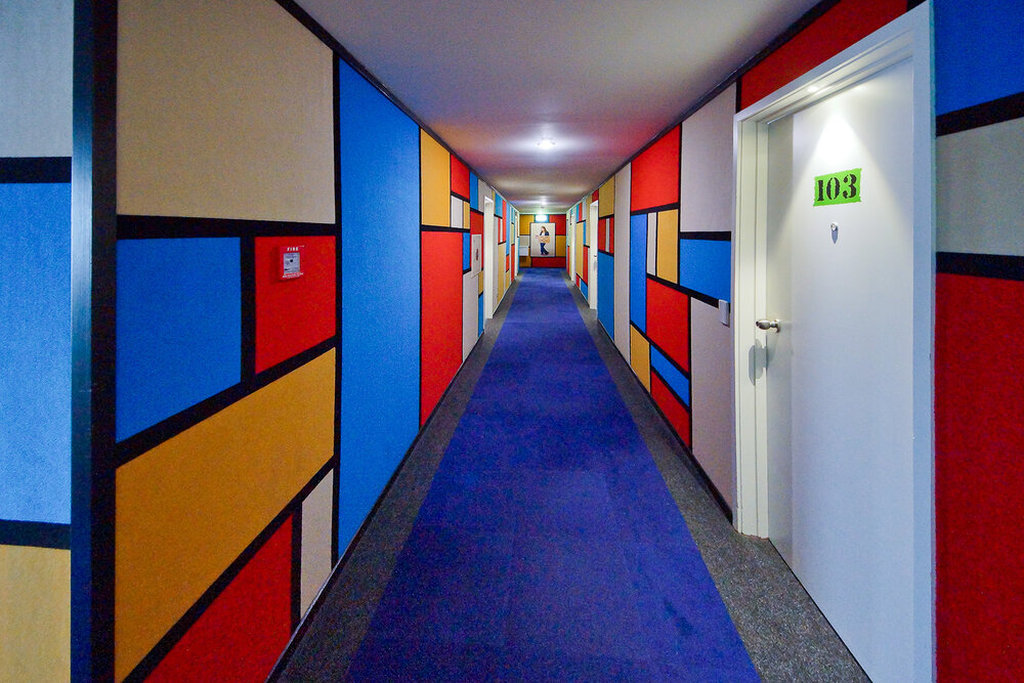 THE GROSVENOR 51/83