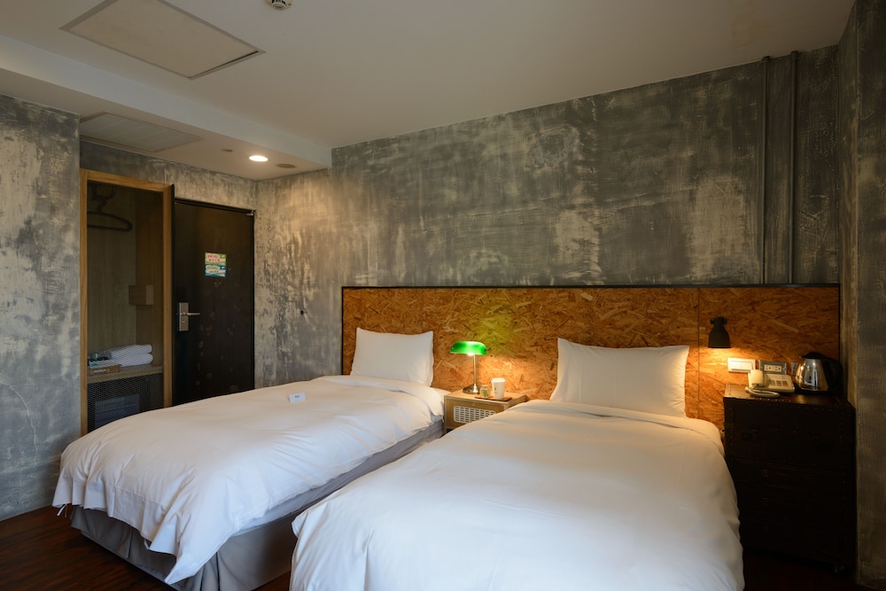 غرفة بسريرين منفصلين بحمام خاص، Hualien Wow Hostel 2/3